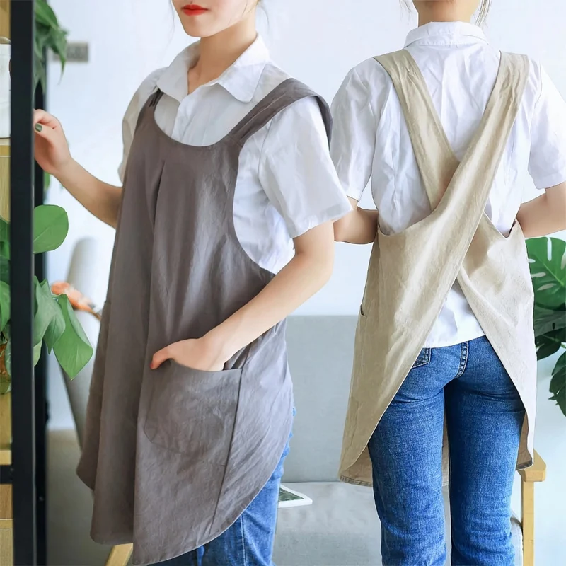 Practical kitchen apron with pockets and extended straps