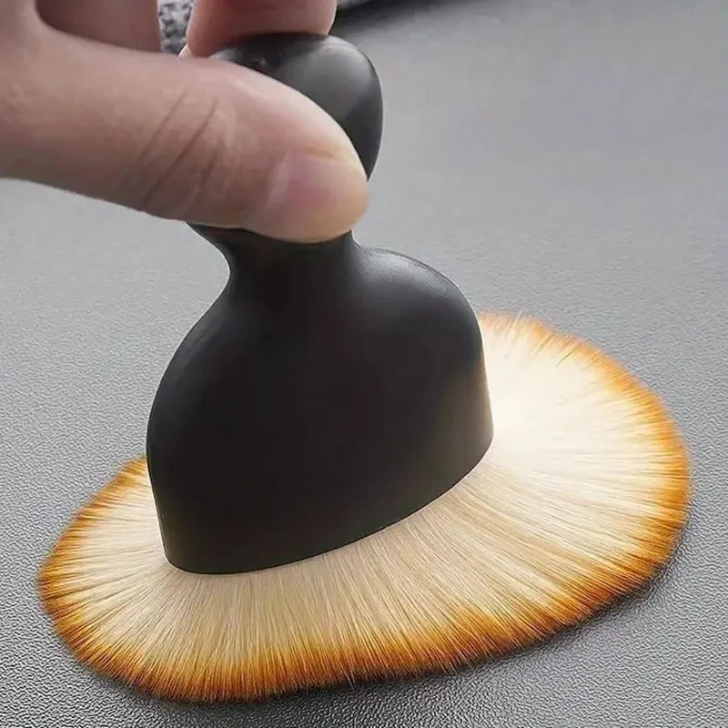 Brosse nettoyante pour intérieur de voiture